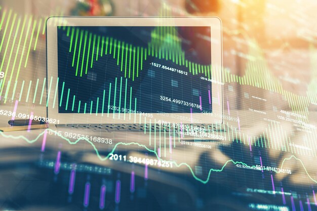 Gráfico financiero dibujo colorido y tabla con computadora en el fondo Doble exposición Concepto de mercados internacionales