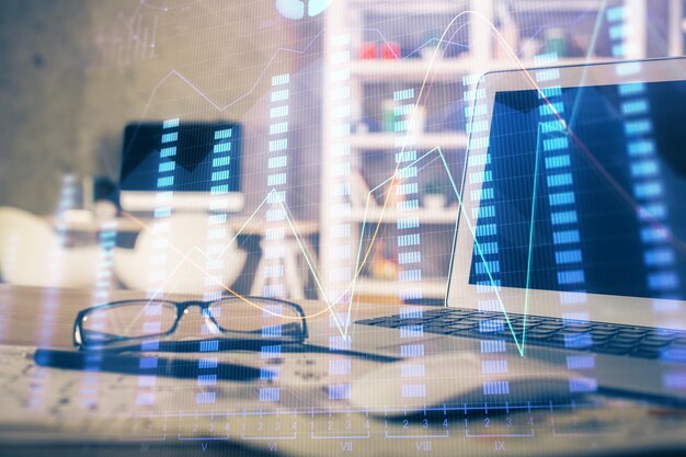 Gráfico financiero dibujo colorido y tabla con computadora en el fondo Doble exposición Concepto de mercados internacionales