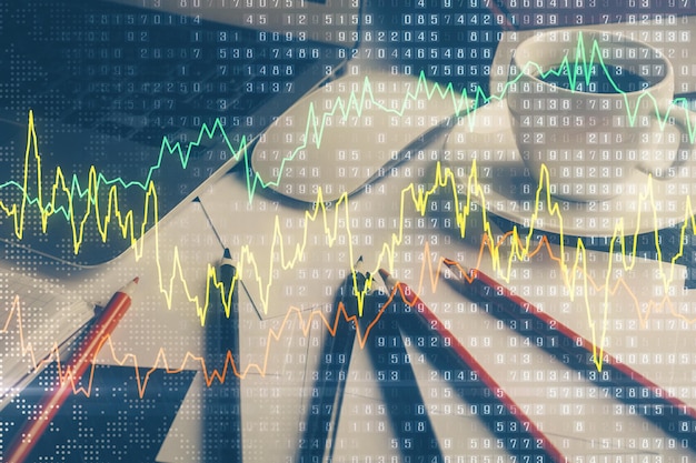 Gráfico financiero dibujo colorido y tabla con computadora en el fondo Doble exposición Concepto de mercados internacionales
