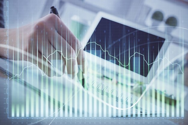Gráfico financiero de divisas dibujado sobre manos tomando notas de fondo Concepto de investigación Exposición múltiple