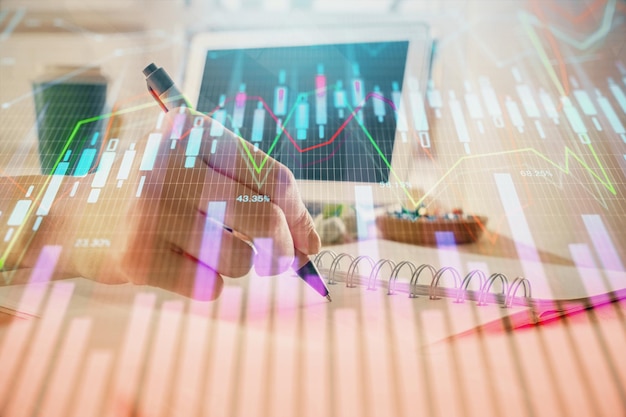 Gráfico financiero de divisas dibujado sobre manos tomando notas de fondo Concepto de investigación Exposición múltiple