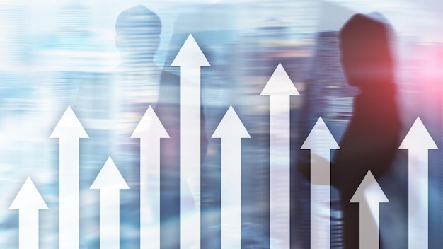 Gráfico de flecha hacia arriba sobre fondo de rascacielos Concepto de inversión y crecimiento financiero