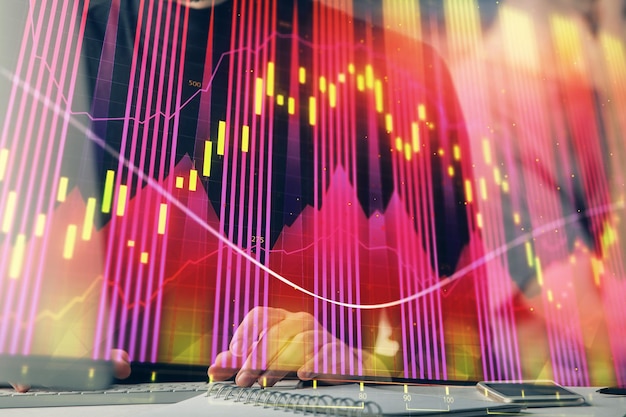 Gráfico de Forex con el hombre de negocios escribiendo en la computadora en la oficina en el fondo Concepto de análisis Doble exposición