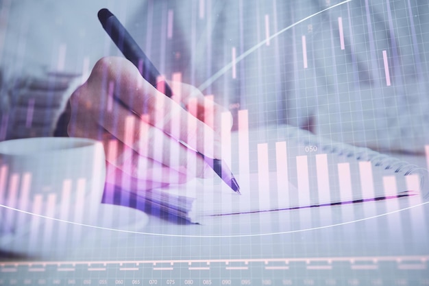 Gráfico de Forex mostrado en la mano de la mujer tomando notas de fondo Concepto de investigación Doble exposición