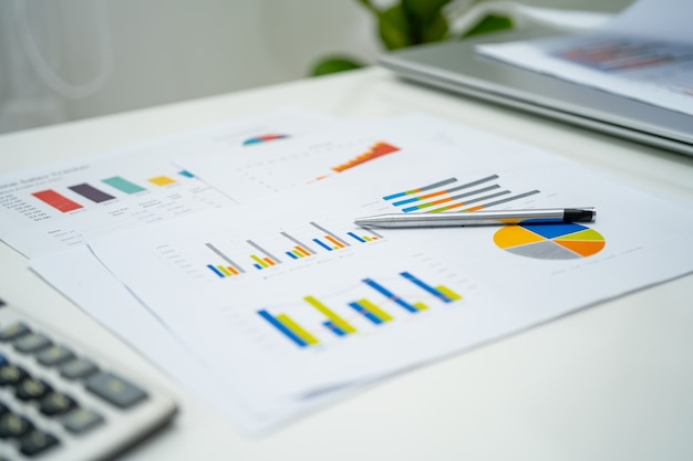 Gráfico gráfico informes financieros proyecto de contabilidad en concepto moderno de oficina, finanzas y negocios.