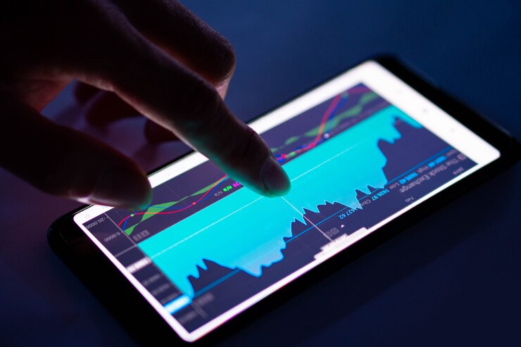 Foto gráfico de indicador táctil del hombre del mercado de valores en el teléfono inteligente