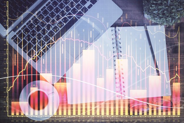 Gráfico de mercado financiero y computadora de vista superior en el fondo del escritorio Concepto de inversión de doble exposición