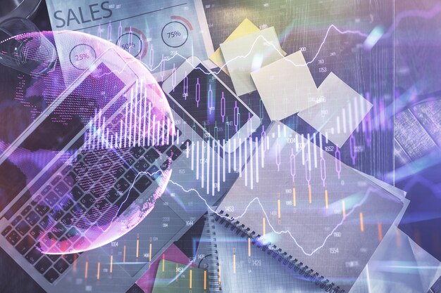 Gráfico de mercado financiero y computadora de vista superior en el fondo del escritorio Concepto de inversión de exposición múltiple