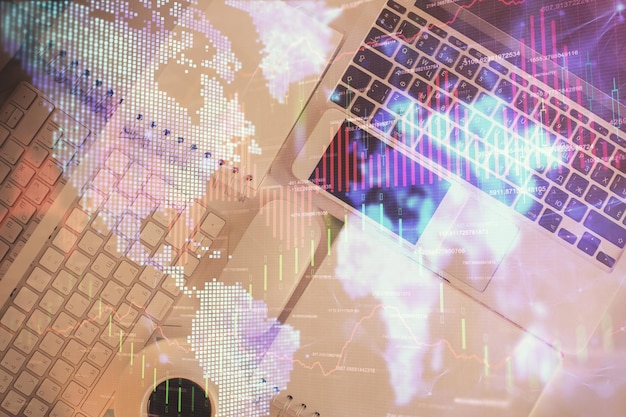 Gráfico del mercado financiero y computadora con vista superior en el fondo del escritorio Concepto de inversión de exposición múltiple