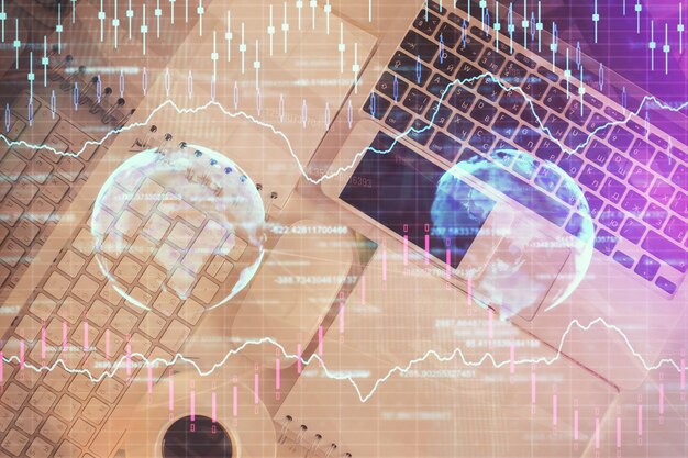 Gráfico del mercado financiero y computadora con vista superior en el fondo del escritorio Concepto de inversión de exposición múltiple