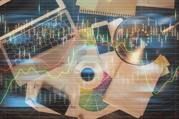 Gráfico del mercado financiero y computadora con vista superior en el fondo del escritorio Concepto de inversión de exposición múltiple