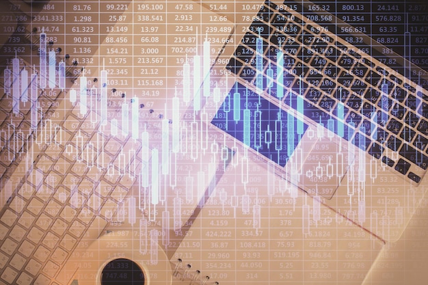 Gráfico del mercado financiero y vista superior de la computadora en el fondo del escritorio Concepto de inversión de exposición múltiple