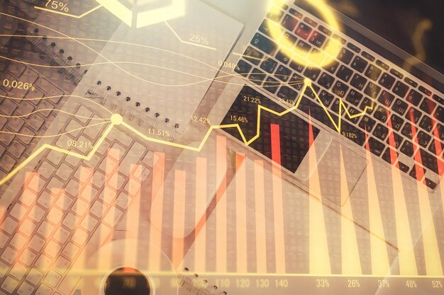 Gráfico del mercado financiero y vista superior de la computadora en el fondo del escritorio Concepto de inversión de exposición múltiple