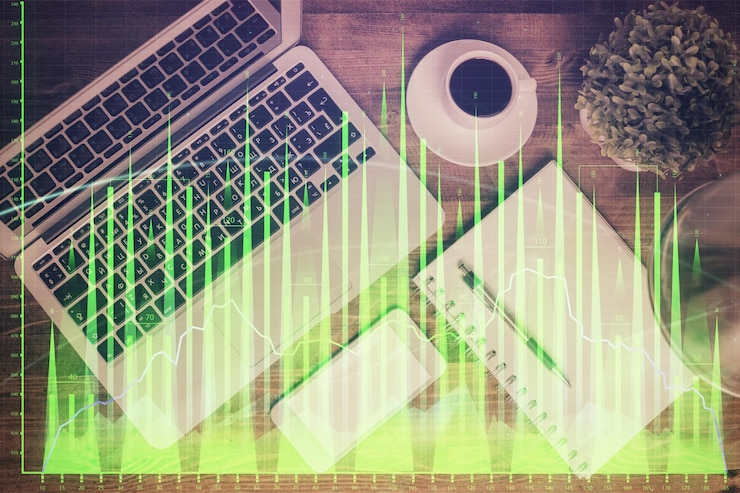 Foto gráfico del mercado financiero y vista superior de la computadora en el fondo del escritorio doble exposición concepto de inversión