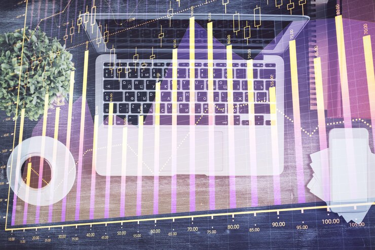 Foto gráfico del mercado de valores y computadora de vista superior en el fondo de la mesa doble exposición concepto de análisis financiero