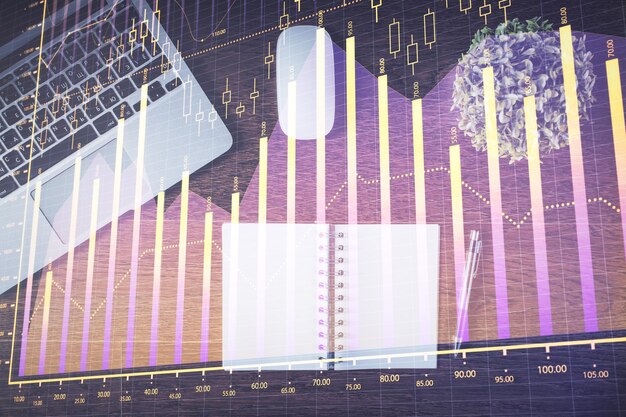 Gráfico del mercado de valores y computadora con vista superior en el fondo de la mesa Doble exposición Concepto de educación financiera