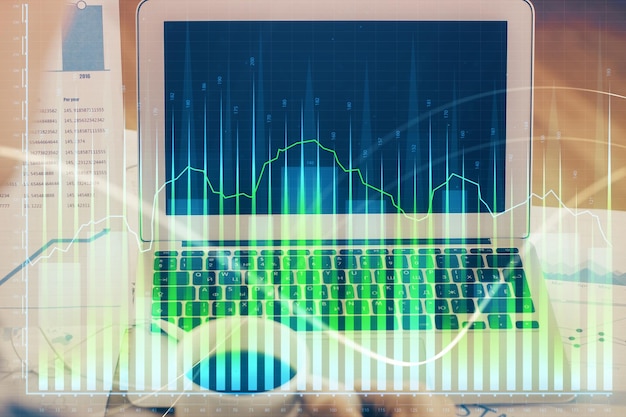 Gráfico del mercado de valores en el fondo con escritorio y computadora personal Doble exposición Concepto de análisis financiero