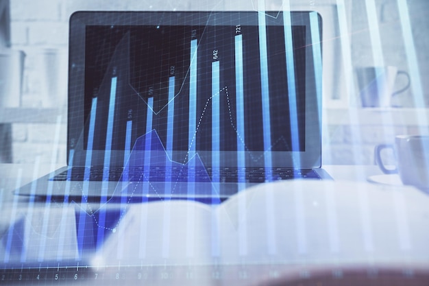 Gráfico del mercado de valores en el fondo con escritorio y computadora personal Doble exposición Concepto de análisis financiero