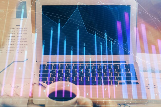 Gráfico del mercado de valores en el fondo con escritorio y computadora personal Doble exposición Concepto de análisis financiero