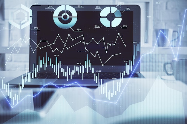 Gráfico del mercado de valores en el fondo con escritorio y computadora personal Doble exposición Concepto de análisis financiero