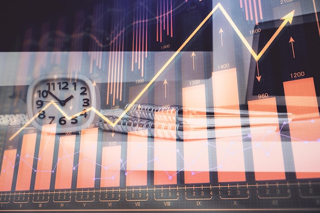 Gráfico del mercado de valores en el fondo con escritorio y computadora personal Doble exposición Concepto de análisis financiero