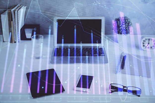 Gráfico del mercado de valores en el fondo con escritorio y computadora personal Exposición múltiple Concepto de análisis financiero