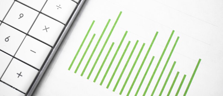Gráfico de negocio verde y una calculadora.