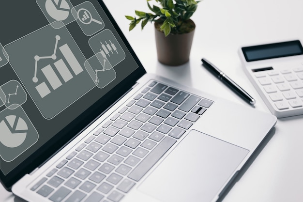 El gráfico de negocios se muestra en un monitor de computadora portátil. En una reunión, solía explicar un empresario.