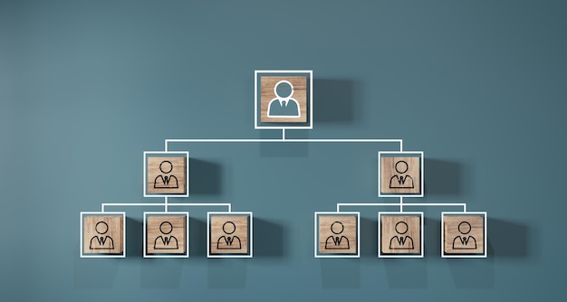 Gráfico organizacional hierárquico da empresa de cubos de madeira em fundo azul Gestão de recursos humanos e conceito de negócios