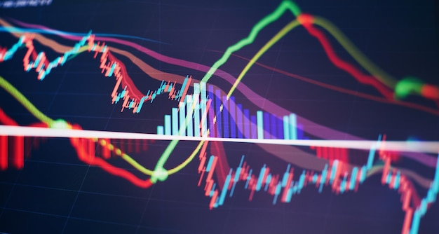 Gráfico de precio técnico e indicador gráfico de velas rojas y verdes en la pantalla de tema azul volatilidad del mercado tendencia alcista y bajista Fondo de moneda criptográfica de negociación de acciones