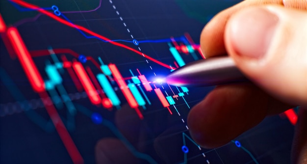 Gráfico de precios e indicador de pluma en pantalla gráfico de velas rojas y verdes en pantalla azul volatilidad del mercado temático tendencia alcista y bajista