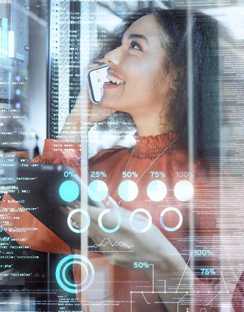 Foto gráfico de superposición e ingeniero de software con gráfico de llamadas telefónicas y análisis con mantenimiento de servidor o actualización con tableta mujer programadora feliz y verificación de datos doble exposición y codificación de tecnología