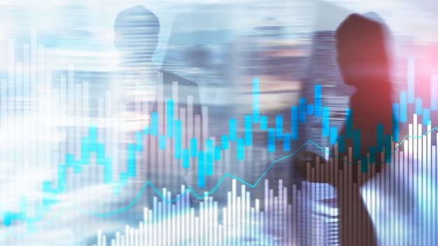 Gráfico de velas de comercio de acciones y diagramas en el fondo borroso del centro de la oficina