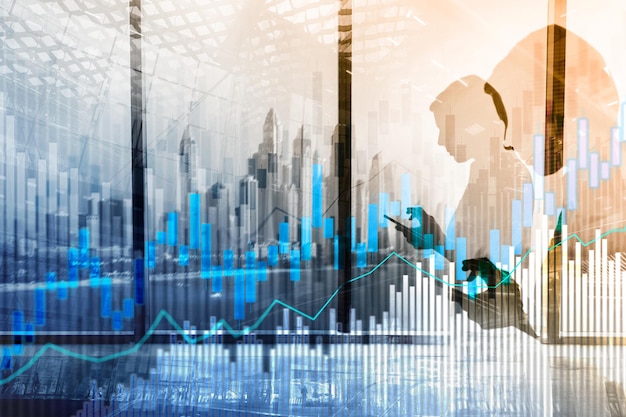 Gráfico de velas de comercio de acciones y diagramas en el fondo borroso del centro de la oficina