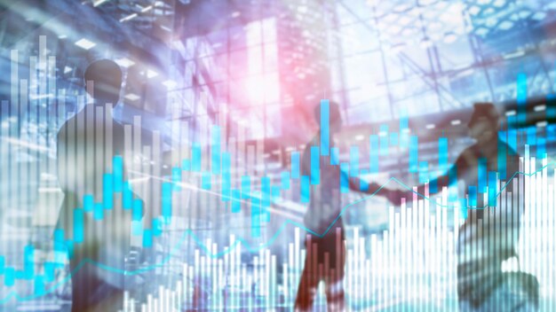 Gráfico de velas de comercio de acciones y diagramas en el fondo borroso del centro de la oficina