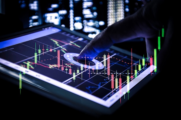 Gráfico de velas en tableta, negocios y concepto financiero