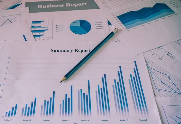 Gráficos coloridos, gráficos, pesquisa de marketing e relatórios do relatório anual de negócios, projeto de gerenciamento, planejamento orçamentário, conceitos financeiros e educacionais