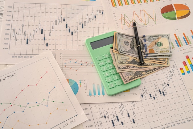 Los gráficos comerciales de los proyectos incluyen una calculadora de billetes de dólar y un bolígrafo.