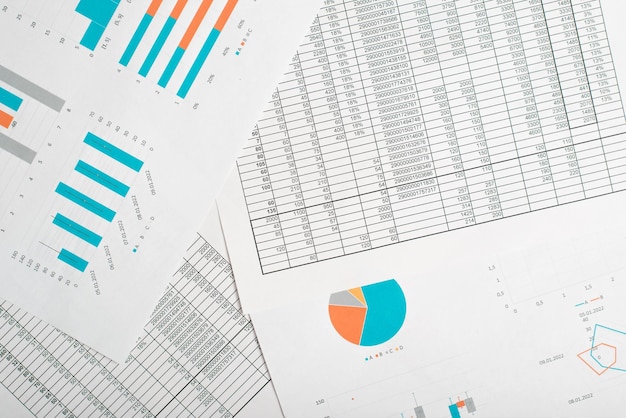 Gráficos comerciales y tablas informes financieros y cuentas en la vista superior del escritorio