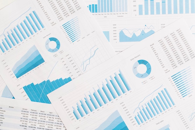 Gráficos de negócios e gráficos na mesa Desenvolvimento financeiro Estatísticas de contas bancárias