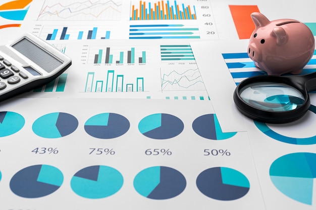 Gráficos de negócios e lupa na mesa