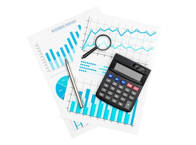 Gráficos e gráficos financeiros em papel com lupa de calculadora e caneta isolados em branco