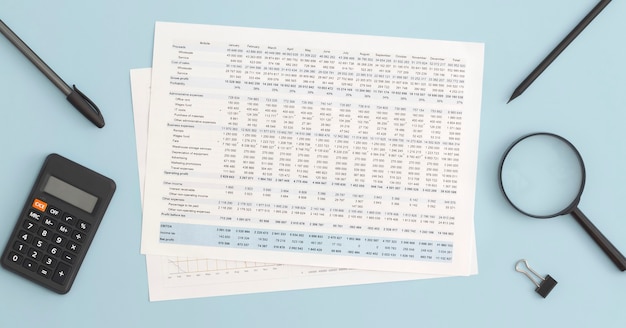 Gráficos e tabelas de negócios na mesa. desenvolvimento financeiro, conta bancária, estatísticas