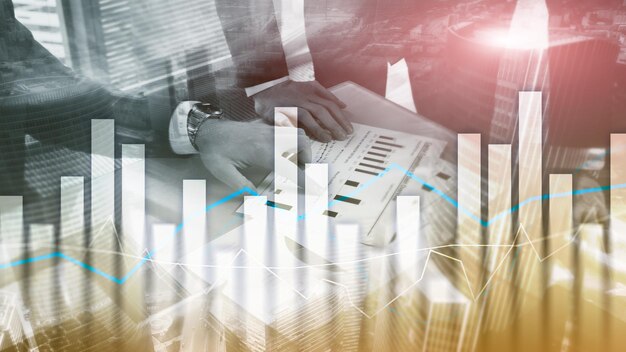 Gráficos financieros y tablas sobre el fondo borroso del centro de negocios Concepto de inversión y comercio