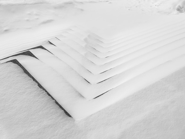 Gráficos monocromáticos nevados. La escalera está en zigzag con ventisqueros. Fondo de invierno gráfico abstracto.