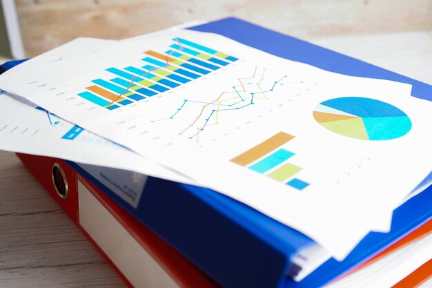 Gráficos Papel gráfico Desenvolvimento financeiro Estatísticas de contas bancárias Investimento Economia de dados de pesquisa analítica Bolsa de valores Conceito de reunião de empresa de escritório de negócios