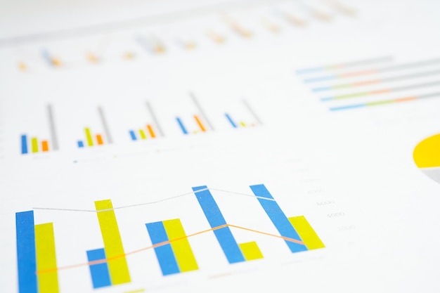 Gráficos Papel gráfico Desenvolvimento financeiro Estatísticas de contas bancárias Investimento Economia de dados de pesquisa analítica Bolsa de valores Conceito de reunião de empresa de escritório de negócios