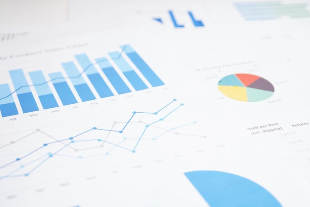 Gráficos Papel gráfico Desenvolvimento financeiro Estatísticas de contas bancárias Investimento Economia de dados de pesquisa analítica Bolsa de valores Conceito de reunião de empresa de escritório de negócios