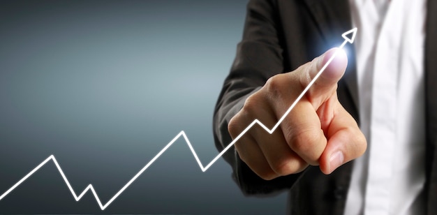 Gráficos tocantes de mão de indicador financeiro e gráfico de análise de economia de mercado contábil