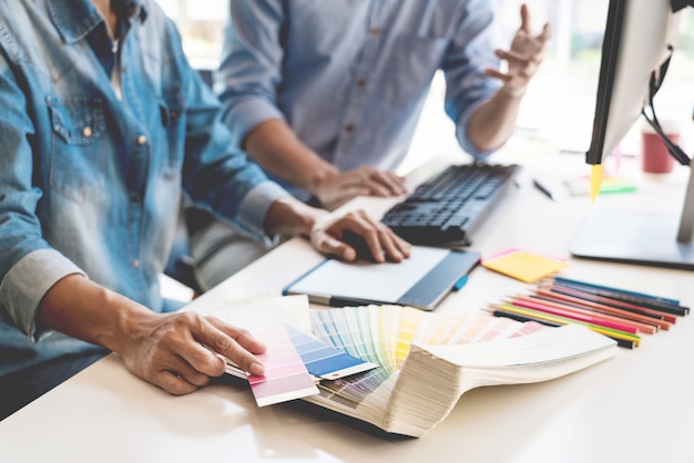 Grafikdesign-Team, das im Büro arbeitet